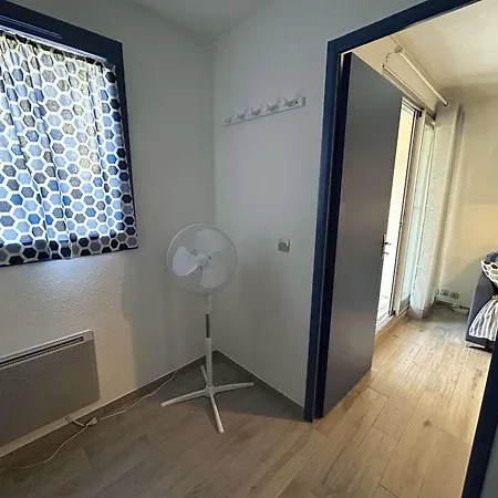 Deux Pieces Avec Terrasse, Cour Privee Et Piscine - - Fr-1-250-264 *