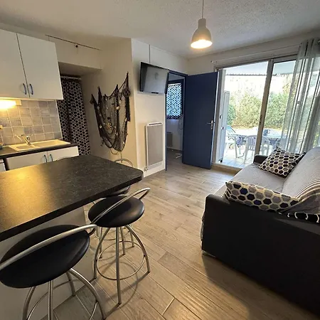 Deux Pièces Avec Terrasse, Cour Privée Et Piscine - - Fr-1-250-264 * Le Grau-du-Roi