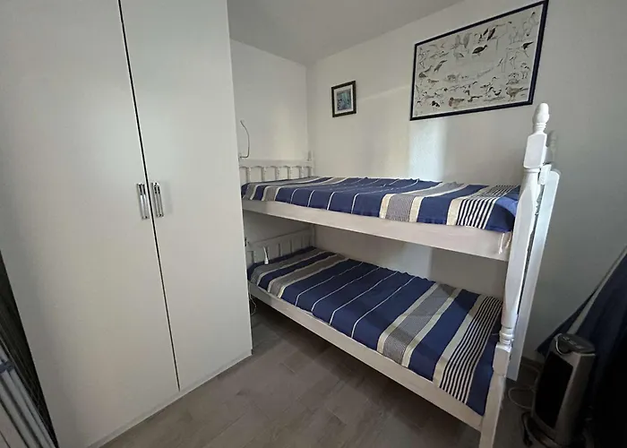 Deux Pieces Avec Terrasse, Cour Privee Et Piscine - - Fr-1-250-264 *