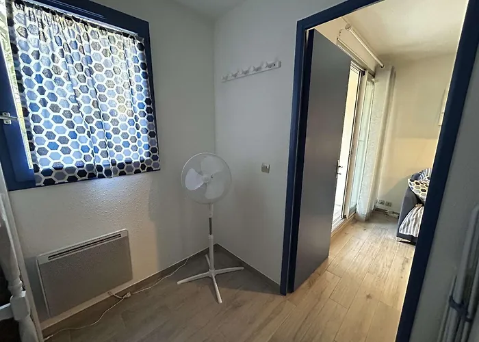 Deux Pieces Avec Terrasse, Cour Privee Et Piscine - - Fr-1-250-264 *