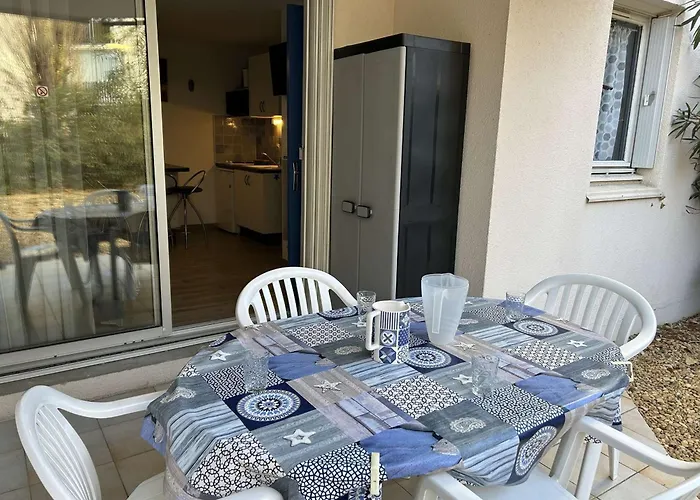 Deux Pieces Avec Terrasse, Cour Privee Et Piscine - - Fr-1-250-264